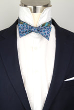 Load image into Gallery viewer, Straight Self-tied Bow Tie
