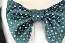 Load image into Gallery viewer, Forest Green Big Butterfly Silk Bow Tie
