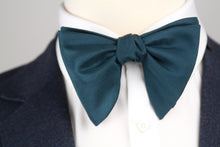Load image into Gallery viewer, Men&#39;s midnight green teal Large Silk Bow Tie S719
