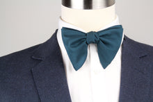 Load image into Gallery viewer, Men&#39;s midnight green teal Large Silk Bow Tie S719
