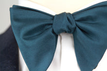 Load image into Gallery viewer, Men&#39;s midnight green teal Large Silk Bow Tie S719
