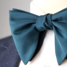 Load image into Gallery viewer, Men&#39;s midnight green teal Large Silk Bow Tie S719
