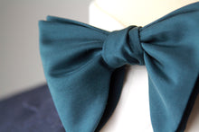 Load image into Gallery viewer, Men&#39;s midnight green teal Large Silk Bow Tie S719
