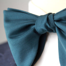 Load image into Gallery viewer, Men&#39;s midnight green teal Large Silk Bow Tie S719
