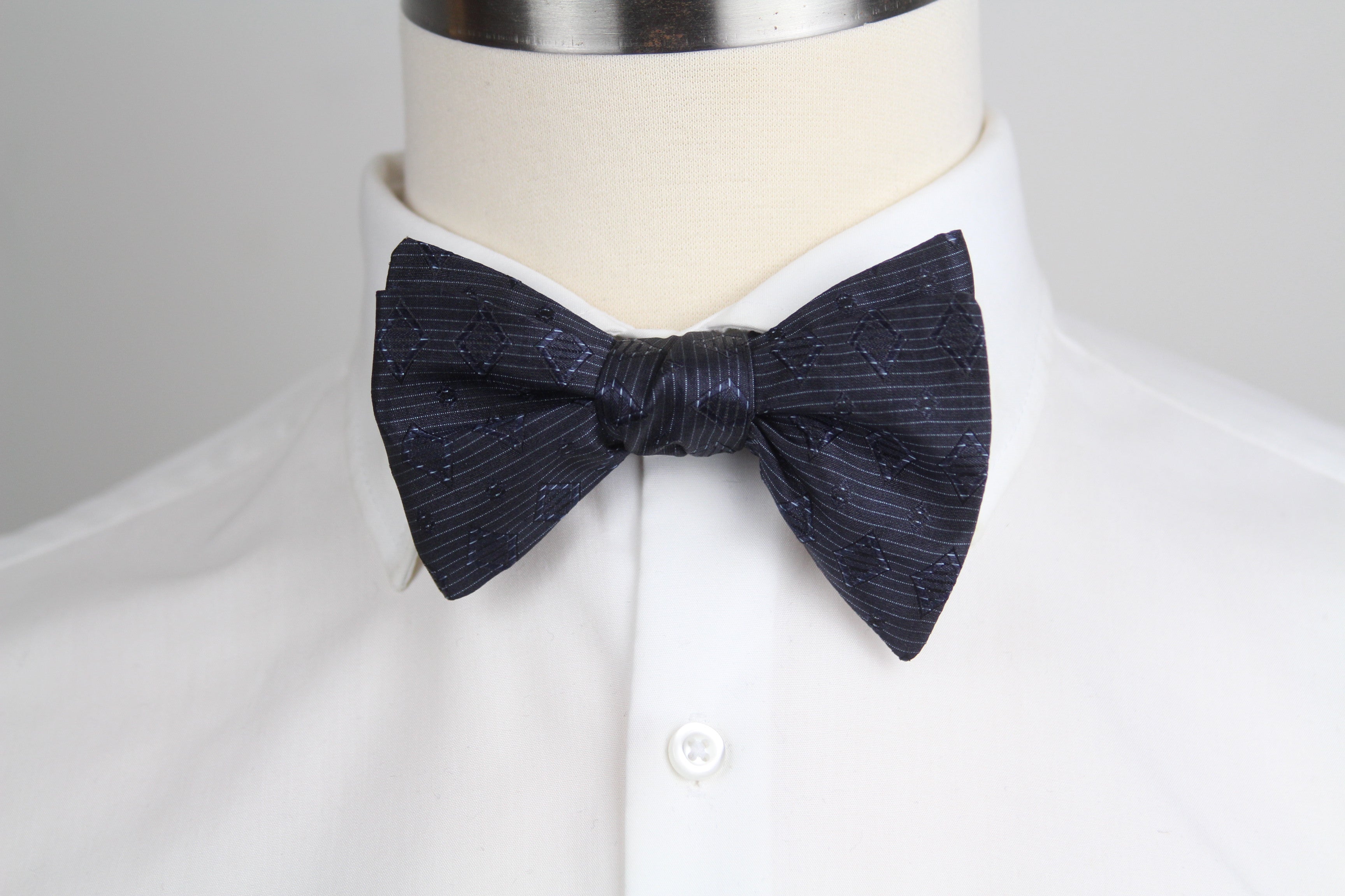 Silk Men's Bow Tie Navy Blue Ornament