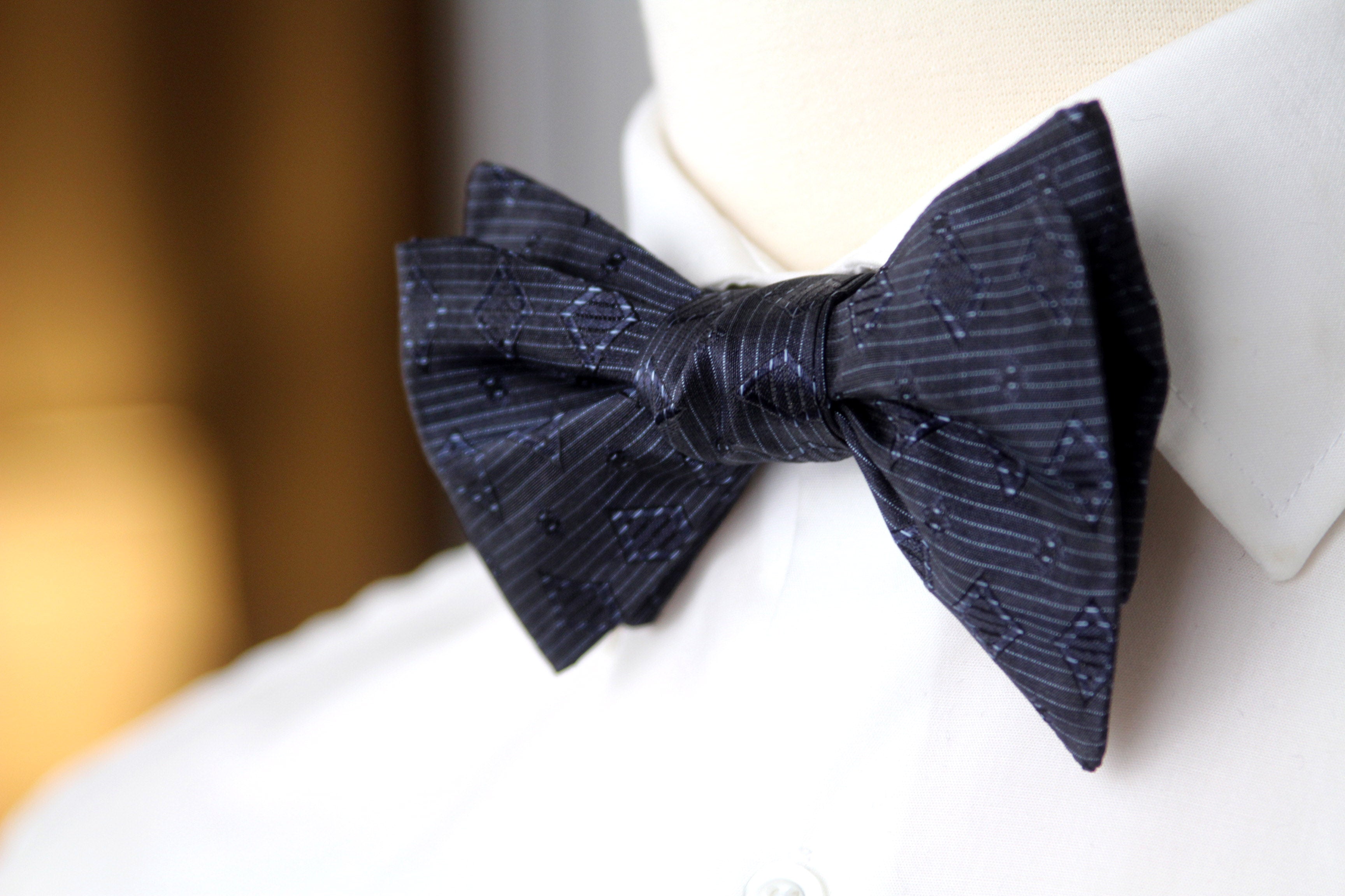Silk Men's Bow Tie Navy Blue Ornament