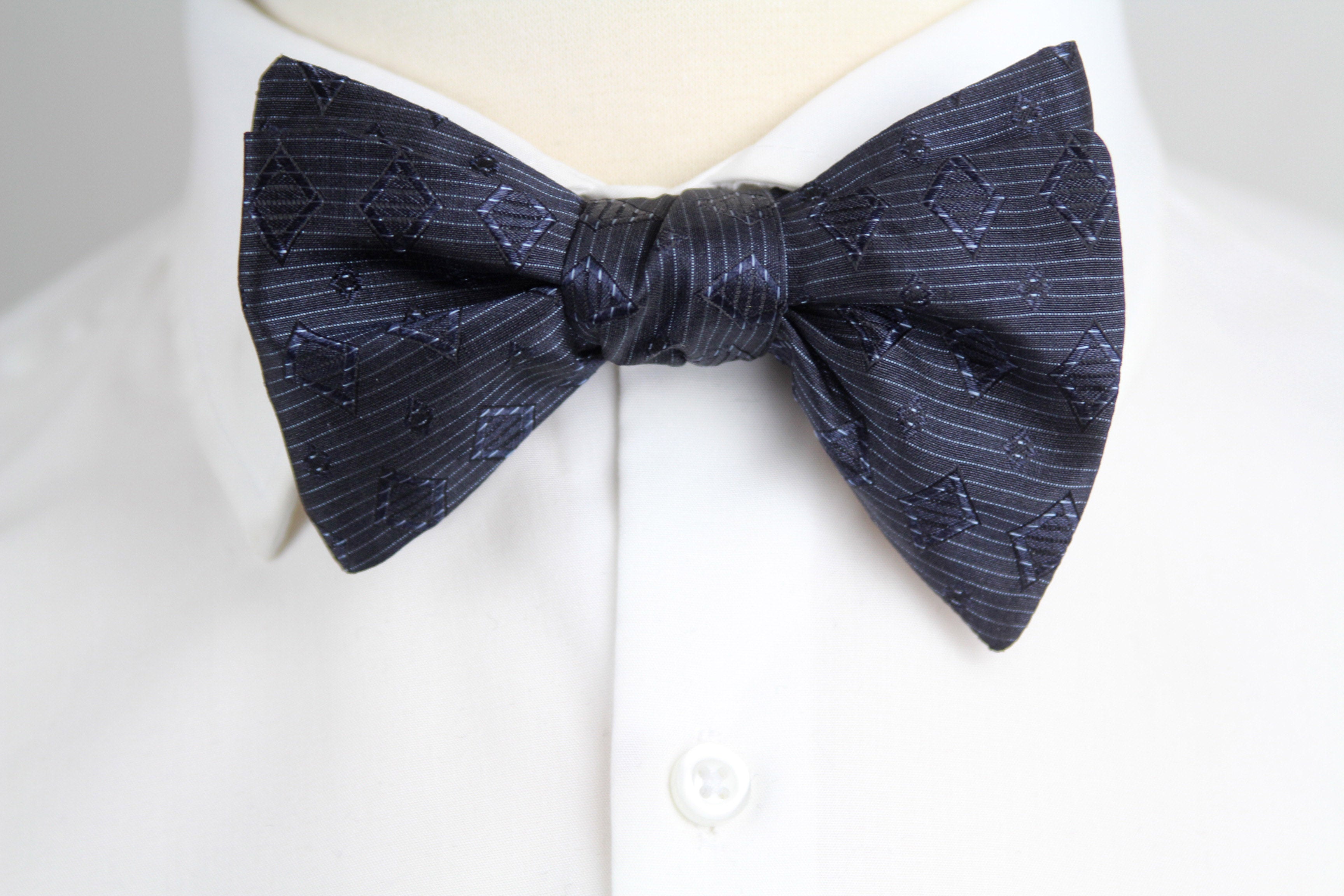 Silk Men's Bow Tie Navy Blue Ornament
