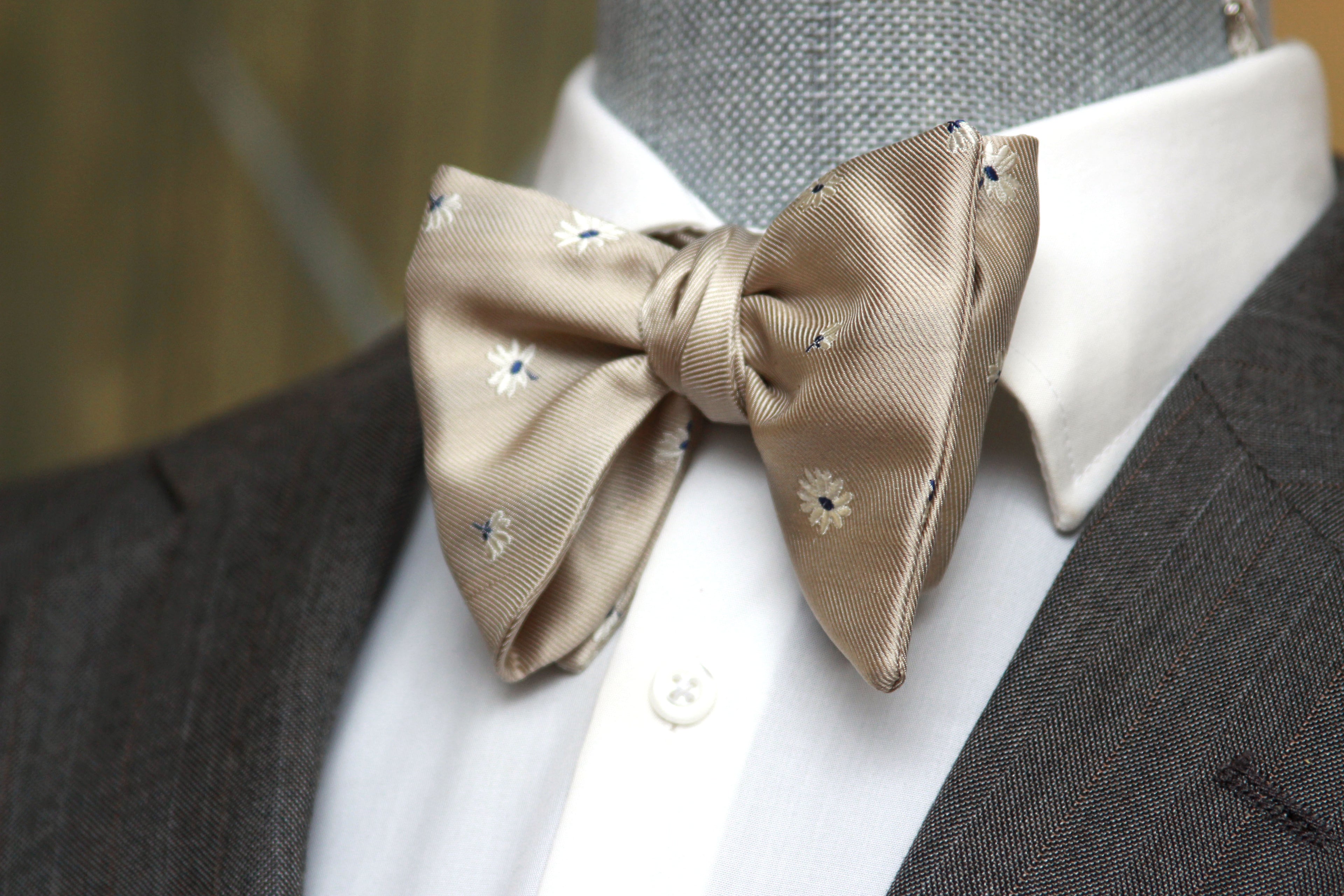 Big Butterfly Beige Blue Flower Silk Bow Tie