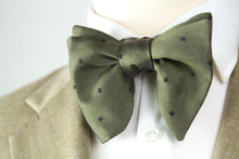 Load image into Gallery viewer, Green Large Bow tie
