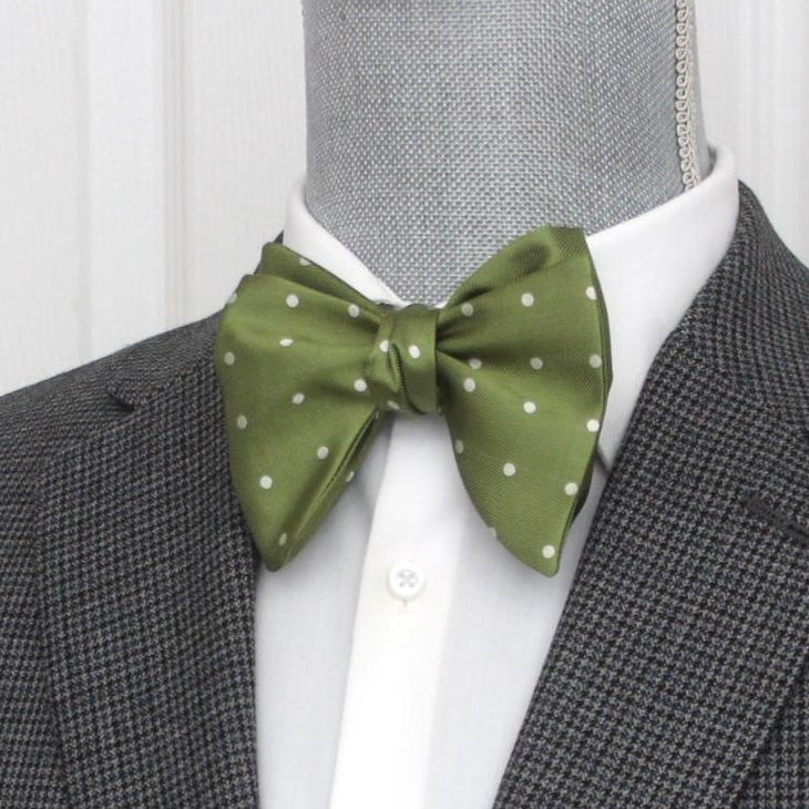 Big Butterfly Bow tie in Green Polka Dot Silk