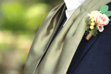 Load image into Gallery viewer, Gold Solid Wedding Cravat Ascot
