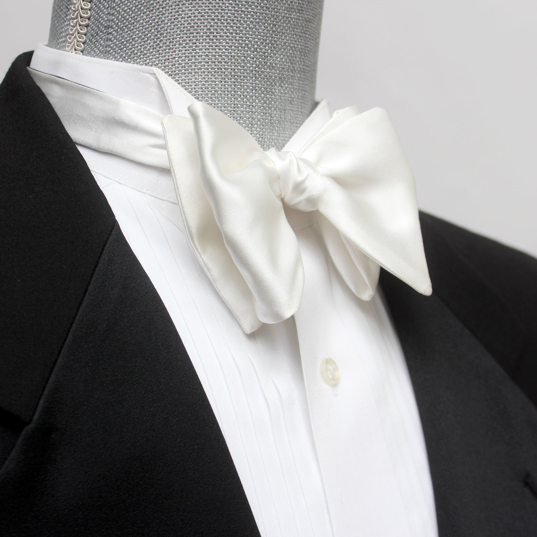 White Self-Tied Big Butterfly Silk Bow Tie
