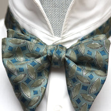 Load image into Gallery viewer, Big Butterfly Green Blue Ornament Silk Bow Tie
