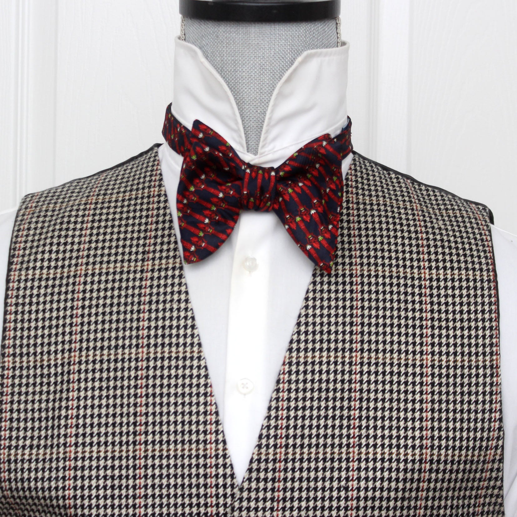 Big Butterfly Bow tie in Red Ornament Silk