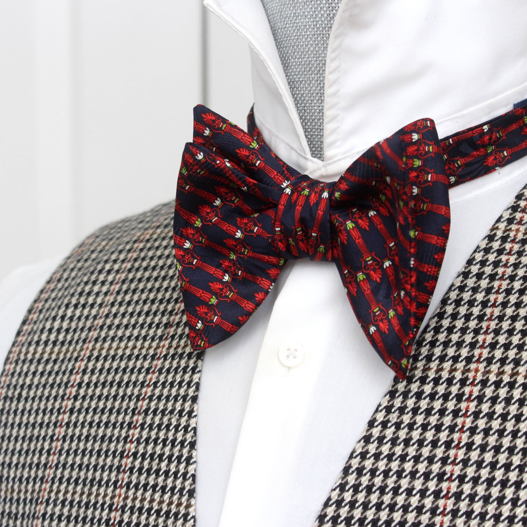 Big Butterfly Bow tie in Red Ornament Silk