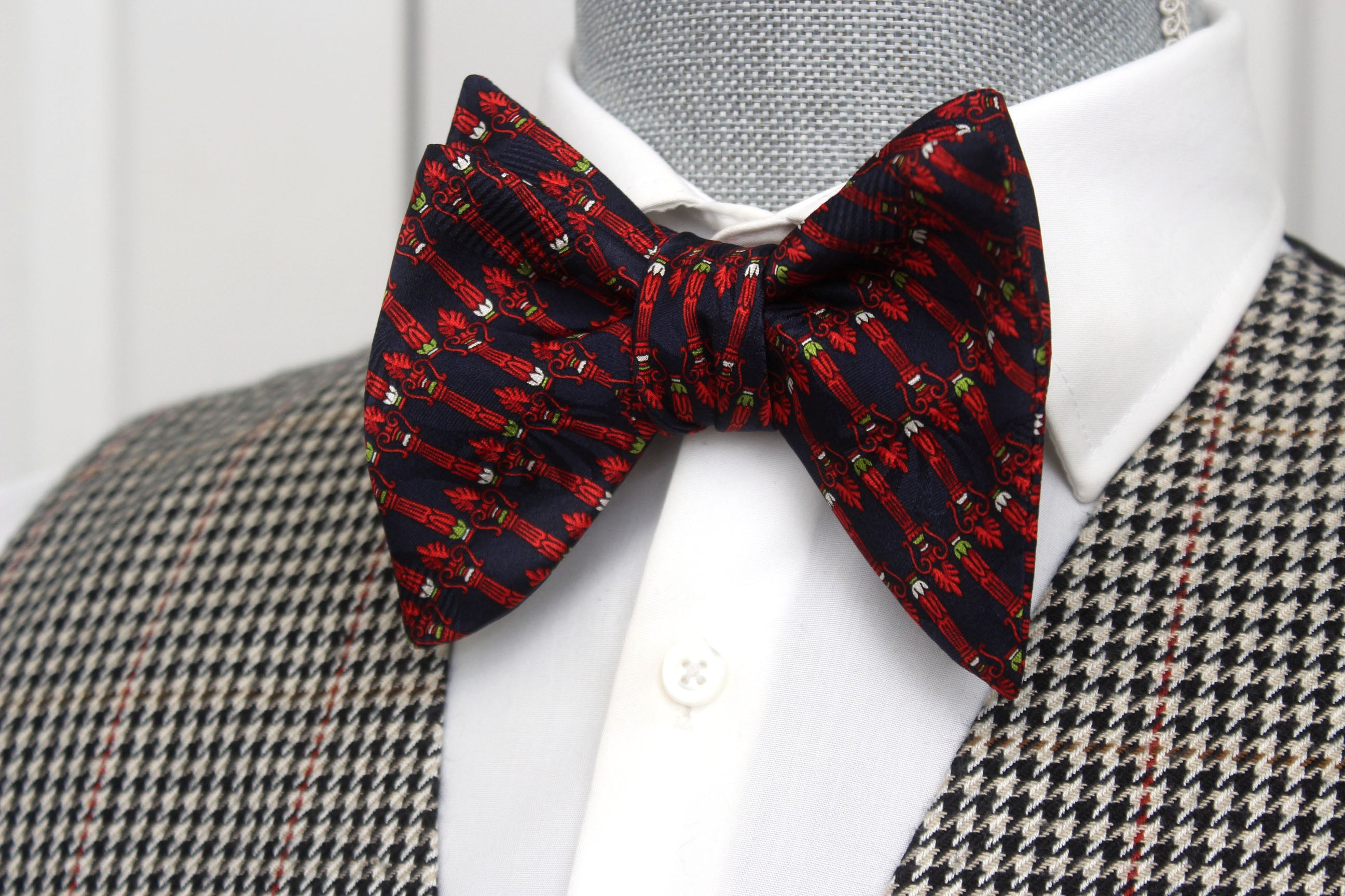 Big Butterfly Bow tie in Red Ornament Silk