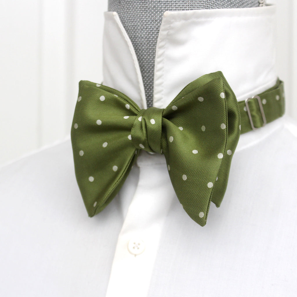 Big Butterfly Bow tie in Green Polka Dot Silk