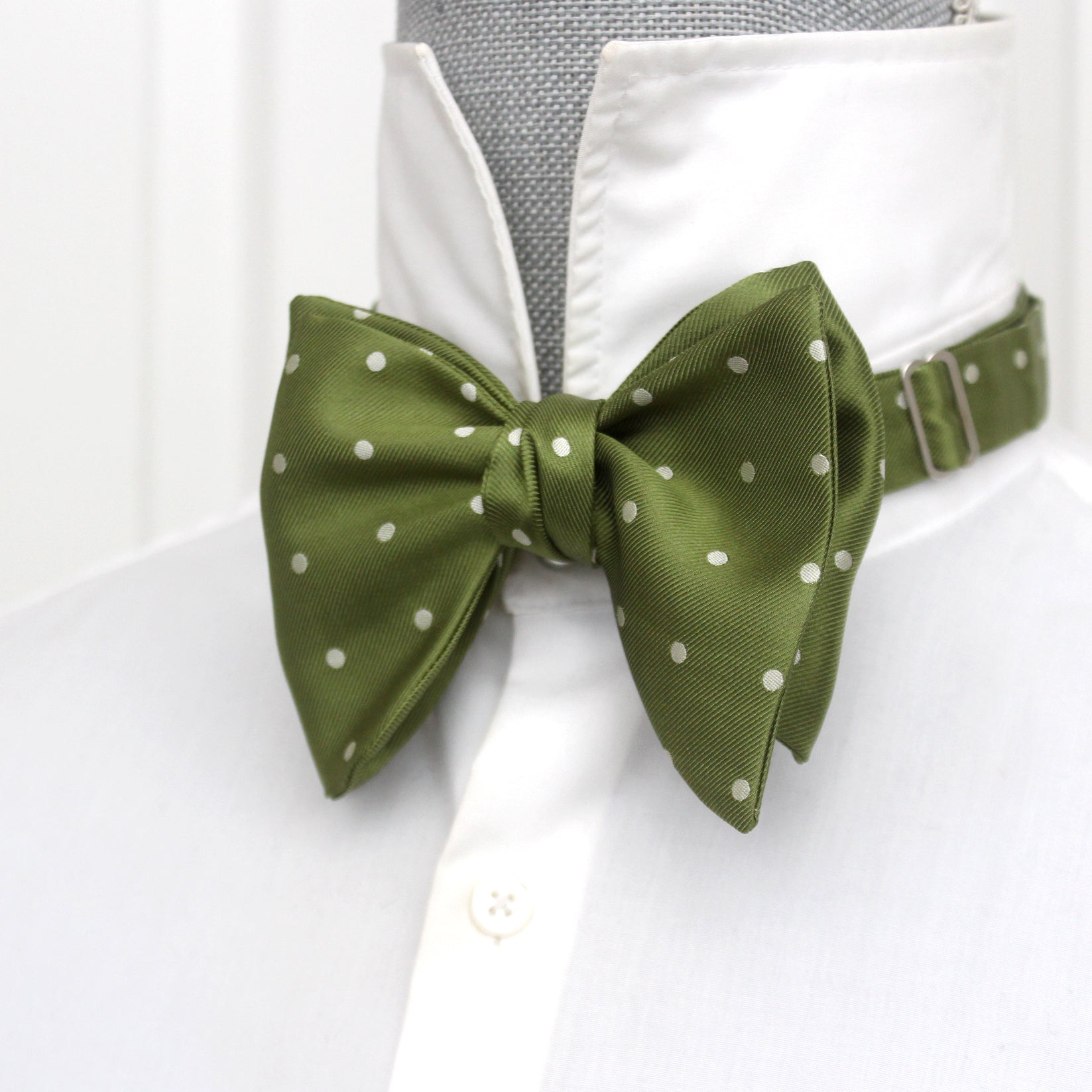 Big Butterfly Bow tie in Green Polka Dot Silk