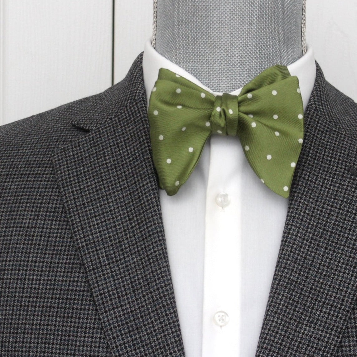 Big Butterfly Bow tie in Green Polka Dot Silk