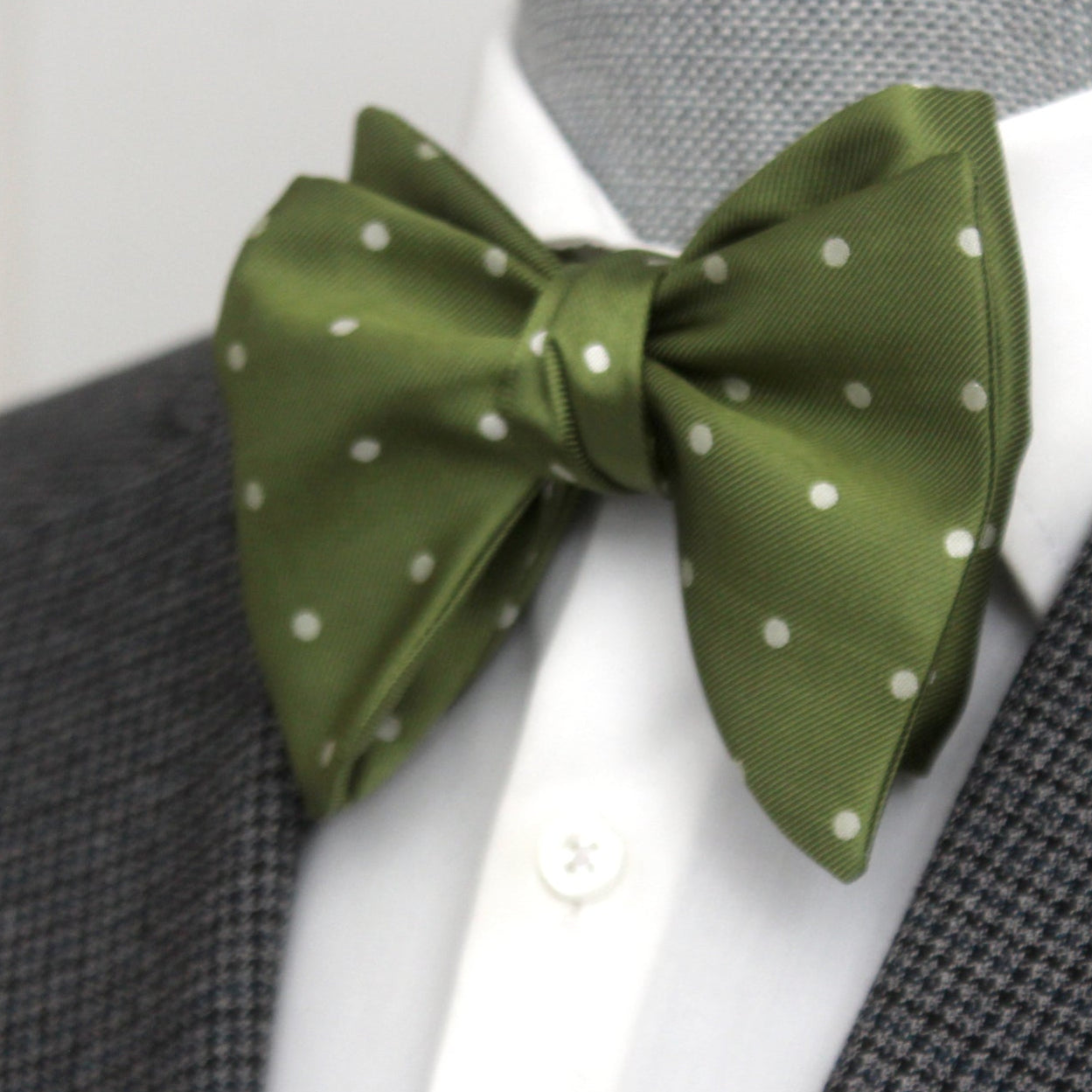 Big Butterfly Bow tie in Green Polka Dot Silk