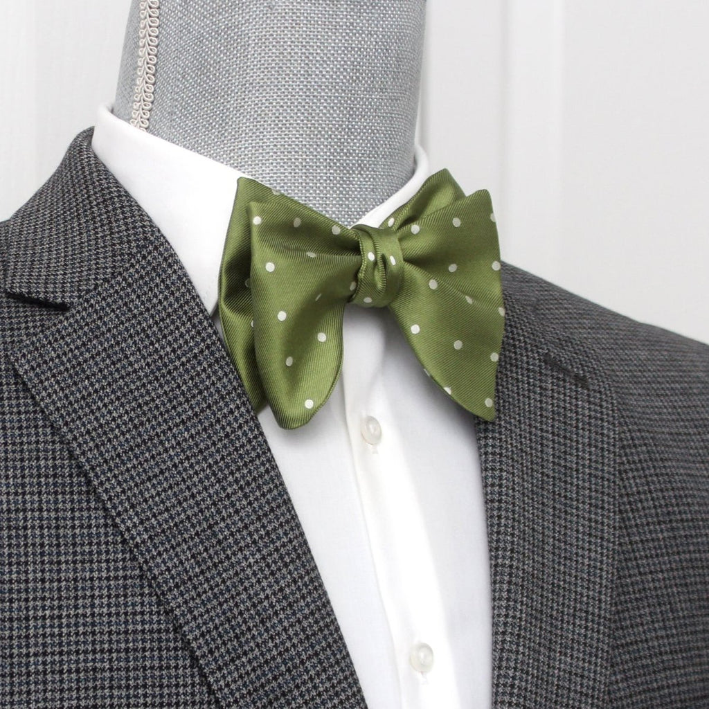 Big Butterfly Bow tie in Green Polka Dot Silk