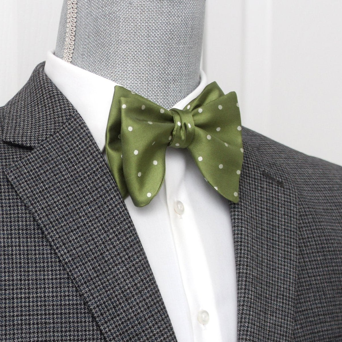 Big Butterfly Bow tie in Green Polka Dot Silk