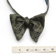 Load image into Gallery viewer, Big Butterfly Emerald Green Silk Bow Tie
