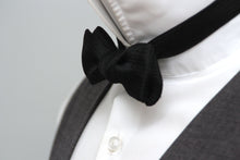 Load image into Gallery viewer, Black Diamond Point Silk Self-tied Bow Tie
