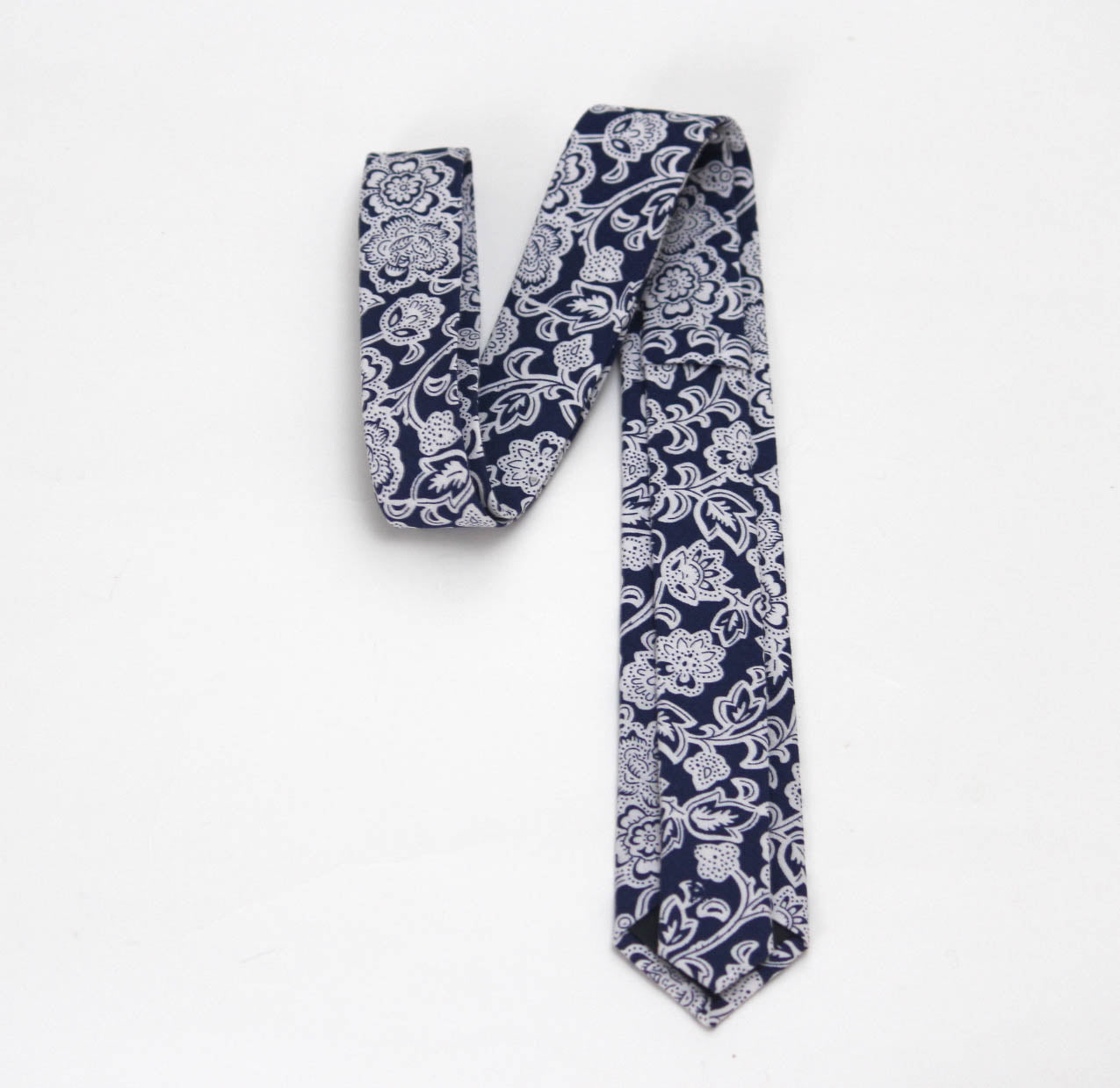White Navy Floral Necktie 2.36"