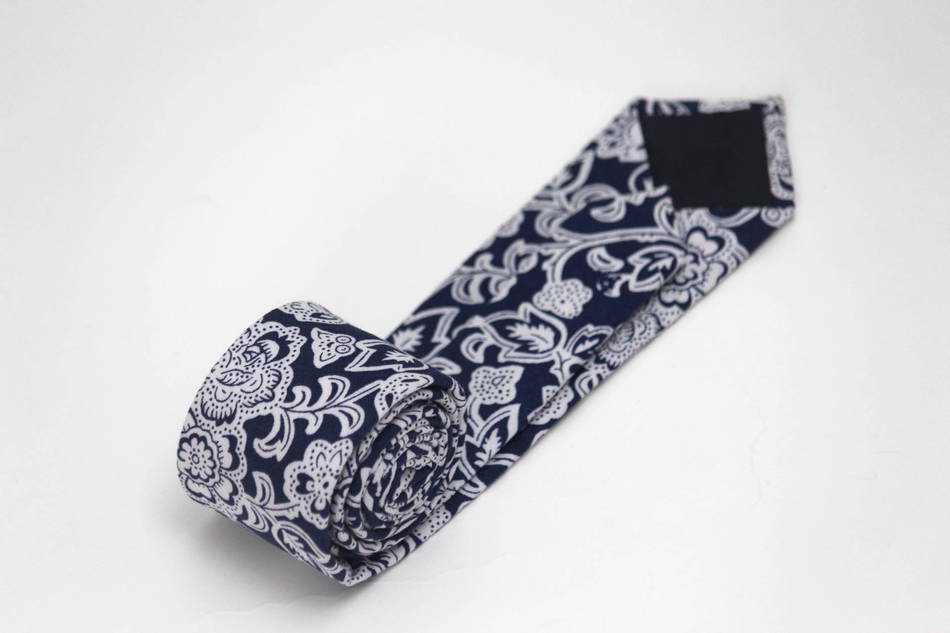 White Navy Floral Necktie 2.36"
