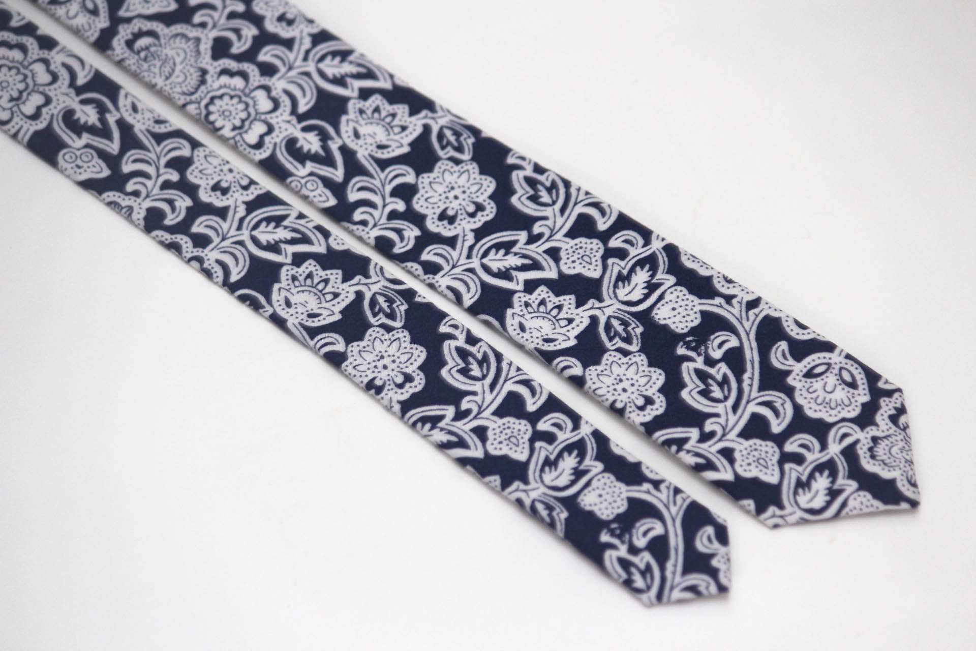 White Navy Floral Necktie 2.36"