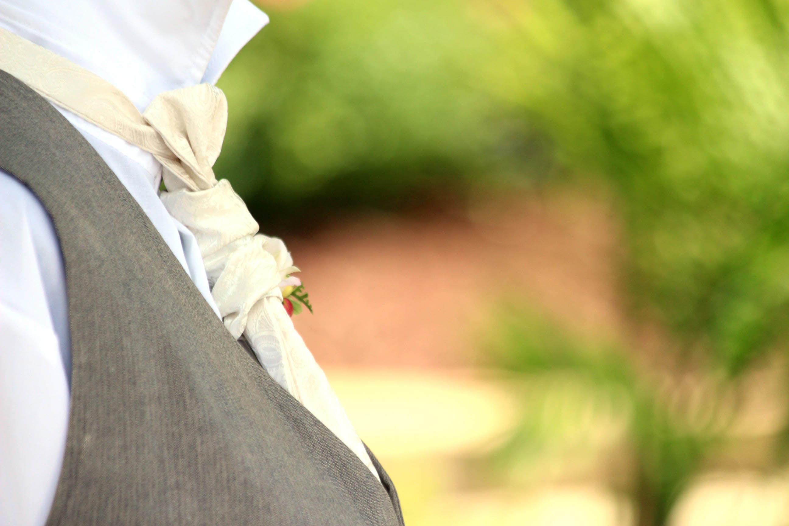 White Paisley Pre-tied Ascot