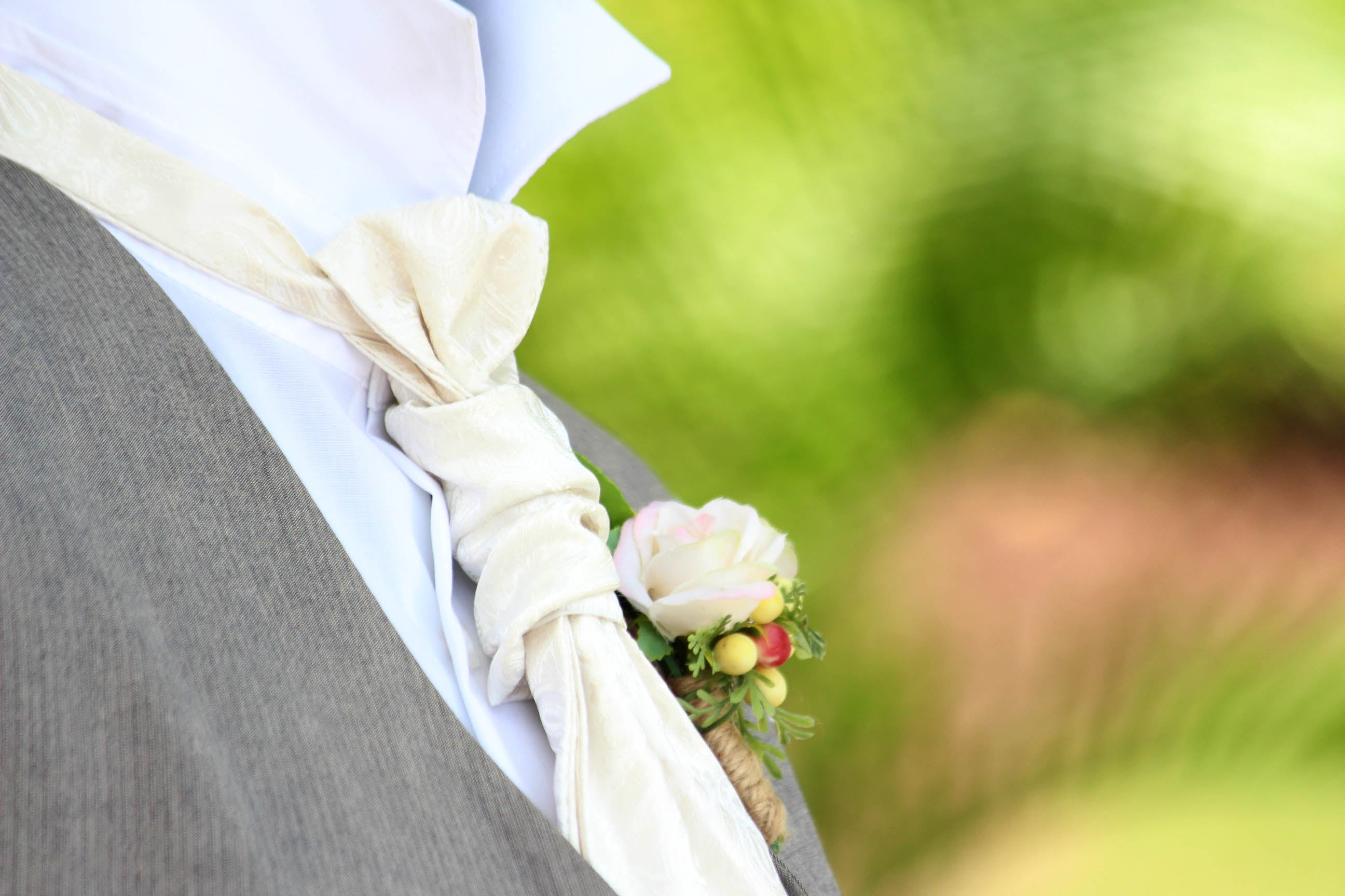 White Paisley Pre-tied Ascot