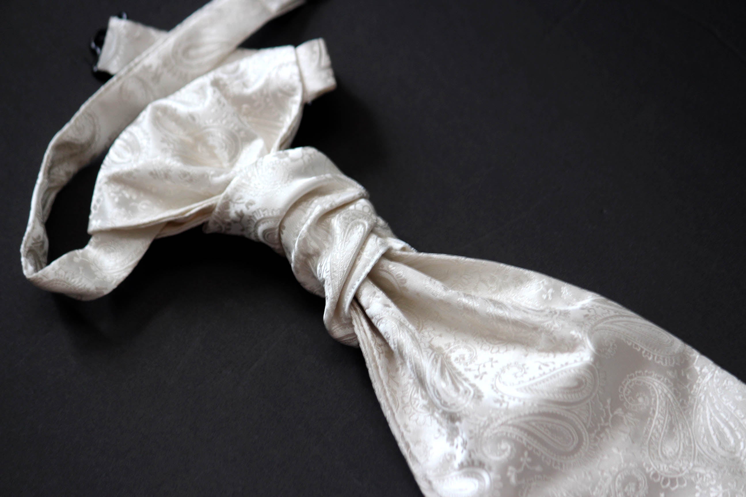 White Paisley Pre-tied Ascot