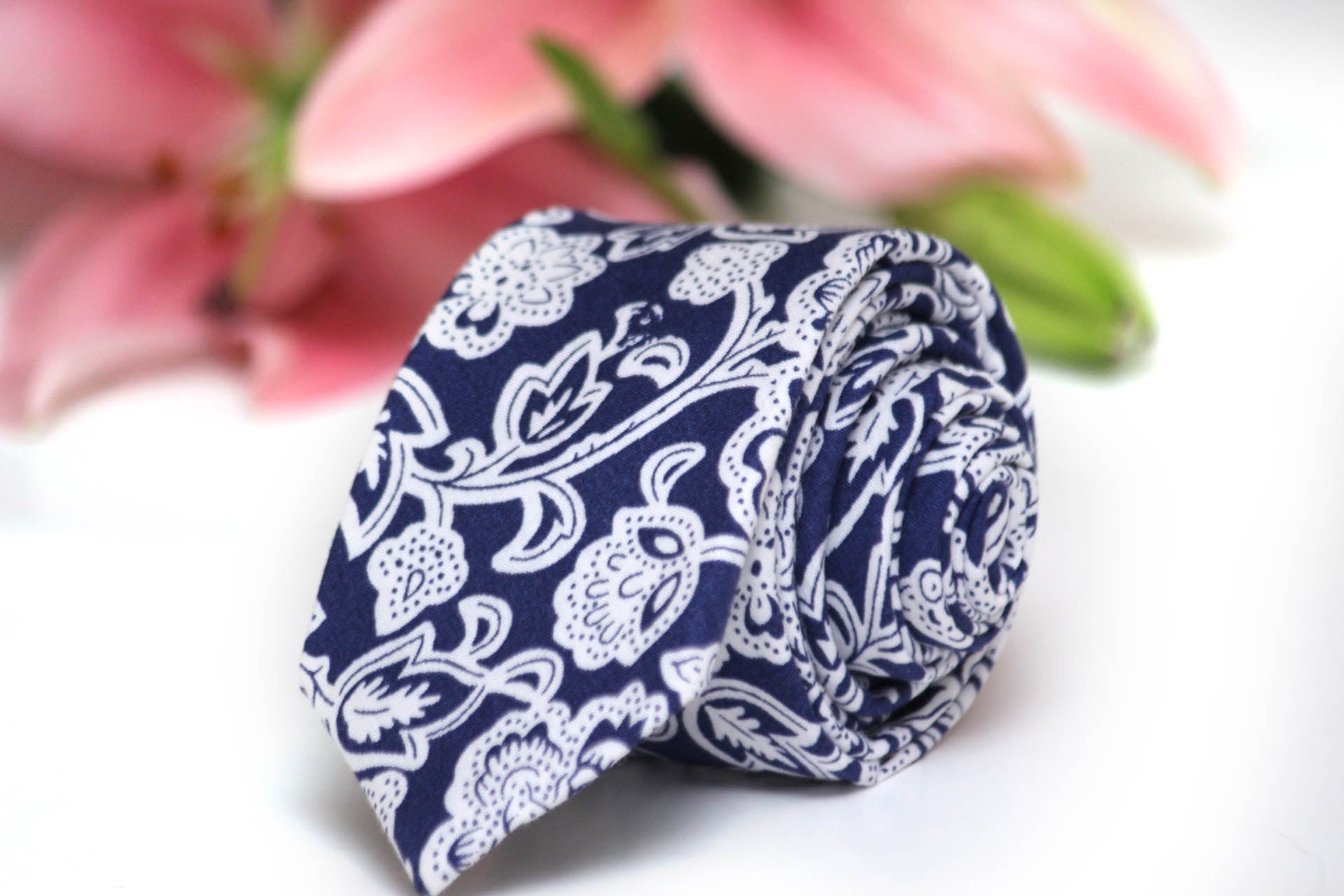 White Navy Floral Necktie 2.36"