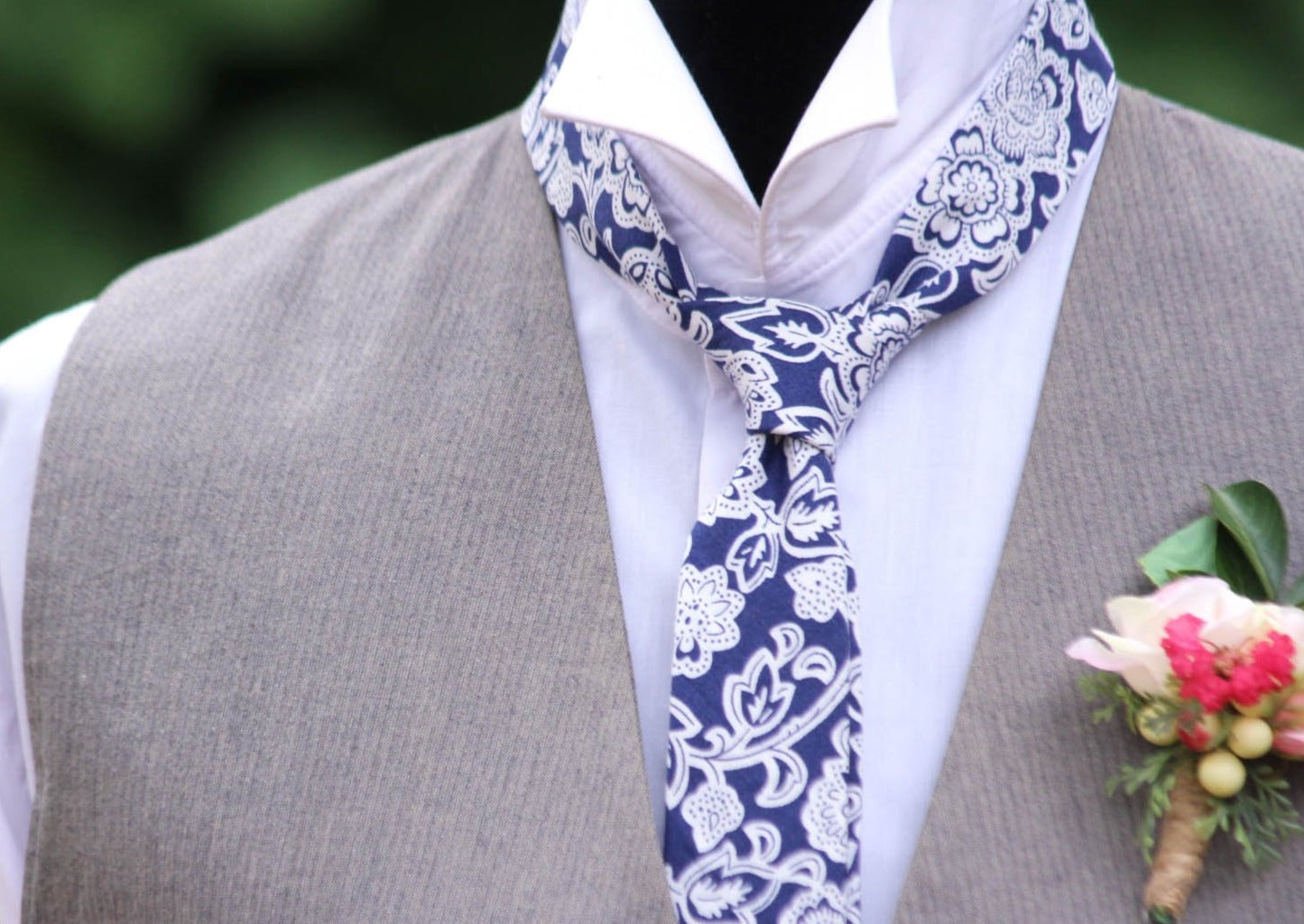 White Navy Floral Necktie 2.36"