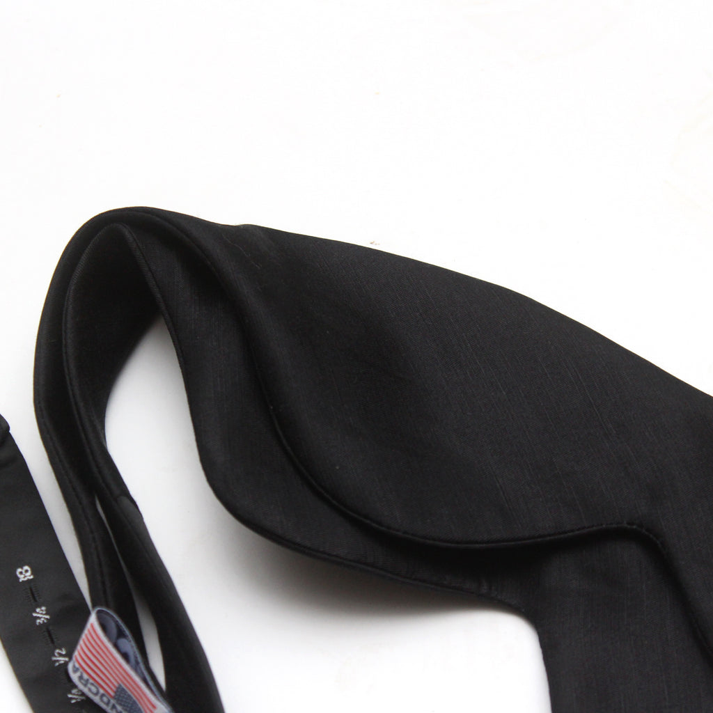 Texture of Solid Silk Linen Bow Tie