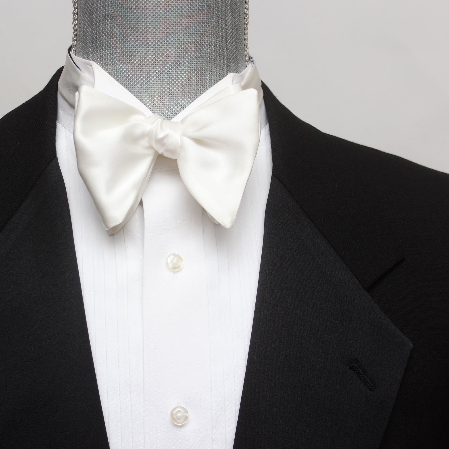 White Silk Large Butterfly Self-Tie Tuxedo Bow Tie | Camellucci